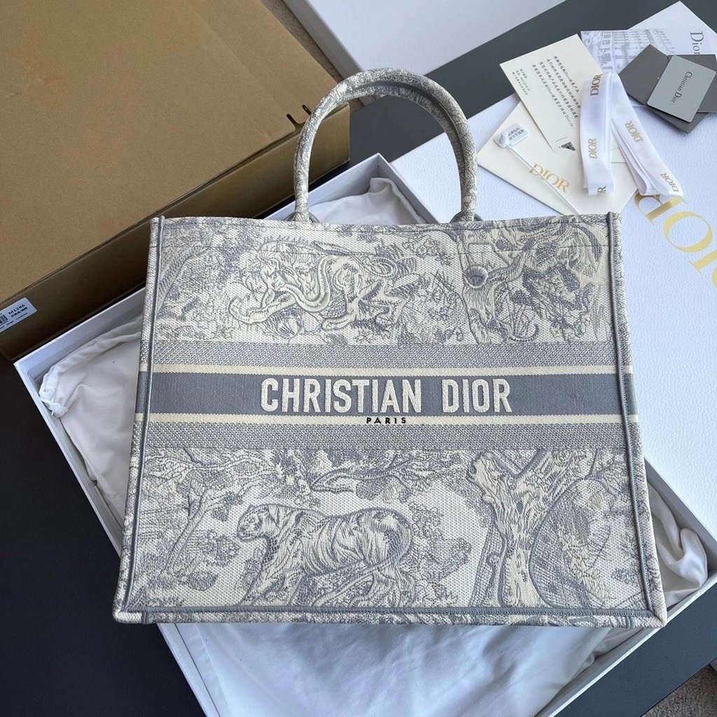 Dior กระเป๋าถือสุภาพสตรี Tote Bag ขนาดใหญ่ BookTote กระเป๋าถือผ่านอุปกรณ์เสริมร่างกายคลาสสิก Off-Whi