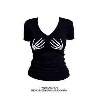 【จัดส่งตลอด 24 ชั่วโมง】เสื้อยืดแขนสั้น คอวี สีขาว กระชับหุ่น สไตล์สาวแซ่บ ฤดูร้อน ดีไซน์เก๋ แฟชั่นสุดชิค y2k shirts