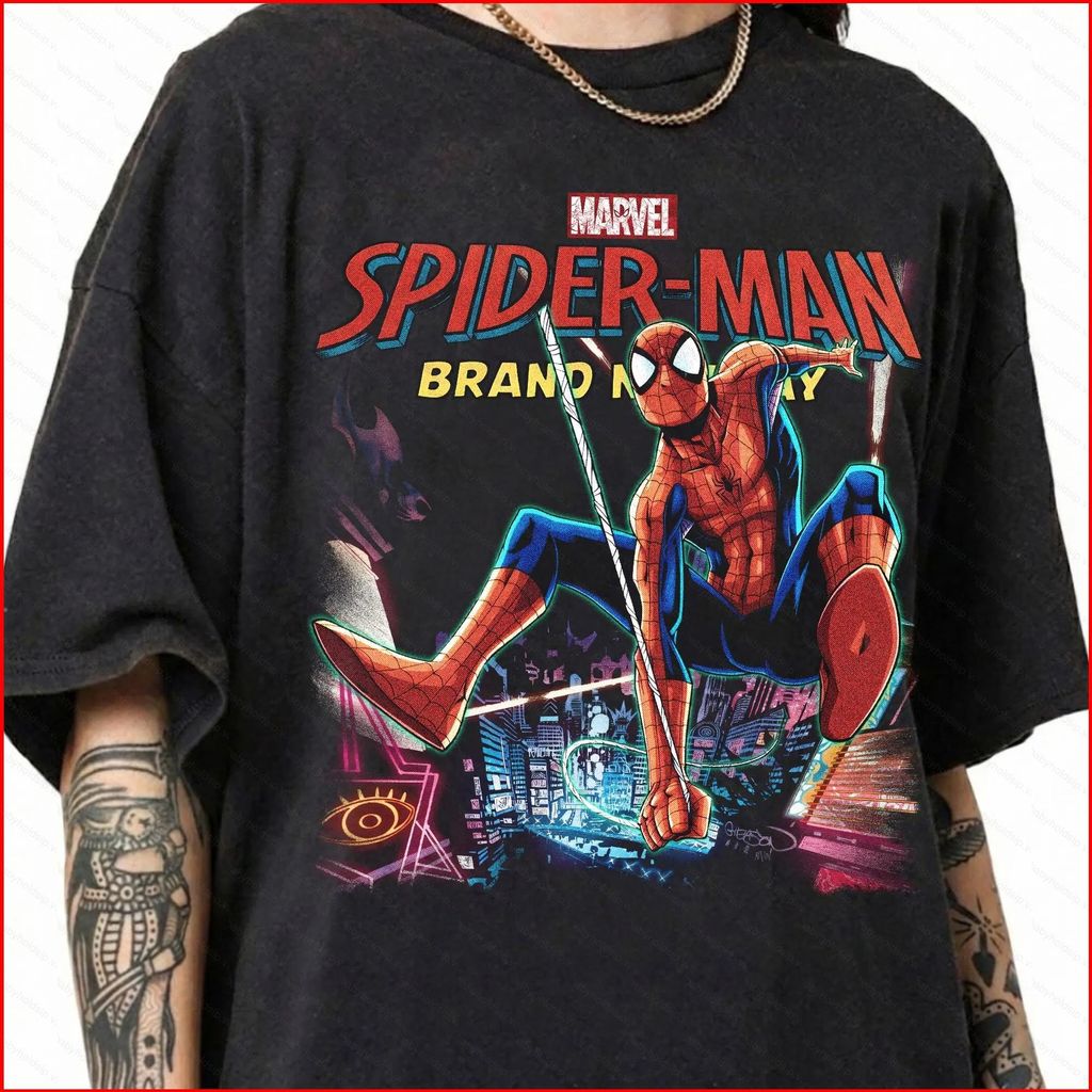 เสื้อยืด Spider-Man Retro สไตล์Vintage แบบของTom HollandจากMCUComfort Tee