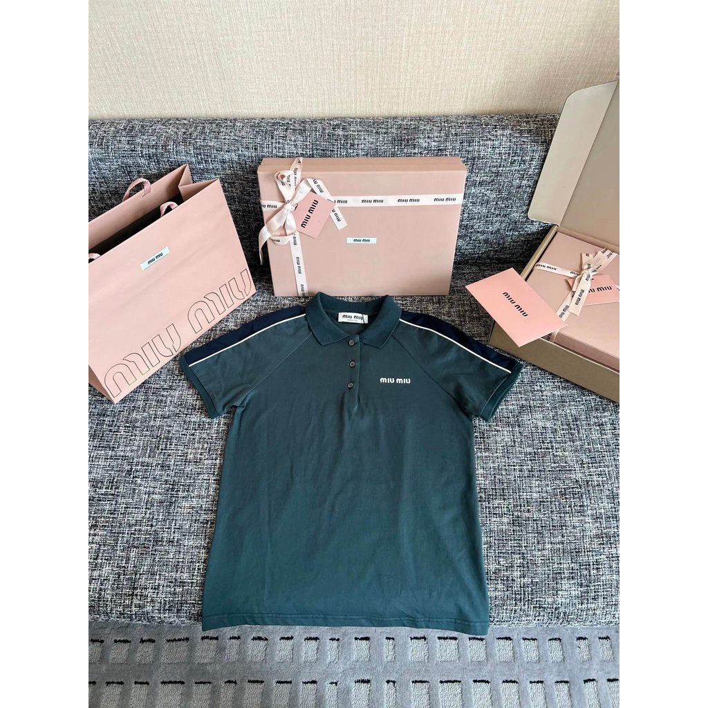 1: 1 โลโก้ต้นฉบับ AAA+〔 miumiu 〕 โลโก้เสื้อโปโลแขนสั้นผู้หญิงเสื้อยืด