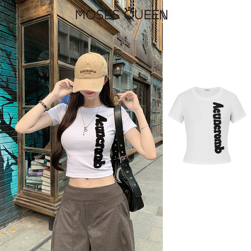 MOSESQUEEN เสื้อยืดแขนสั้นพิมพ์ลายตัวอักษร สไตล์สาวฮอต ออกแบบเข้ารูปเพื่อดูผอม และมีรายละเอียดเปิดด้านหน้าแบบสั้น #63663