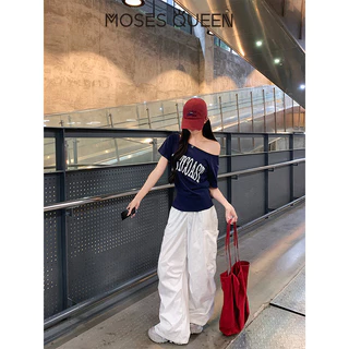 MOSESQUEEN เสื้อยืดแขนสั้นไหล่เดียวพิมพ์ลายตัวอักษรสไตล์สาวย้อนยุคสําหรับผู้หญิงเสื้อเปิดไหล่เซ็กซี่ทรงหลวมและขี้เกียจสไตล์เกาหลี #63660