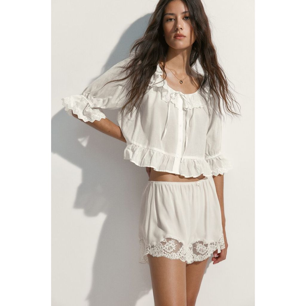 H&M(เอชแอนด์เอ็ม) เสื้อเบลาส์ผ้าฝ้ายบรูเดอรี อองเกลส ผู้หญิง 1328377_1