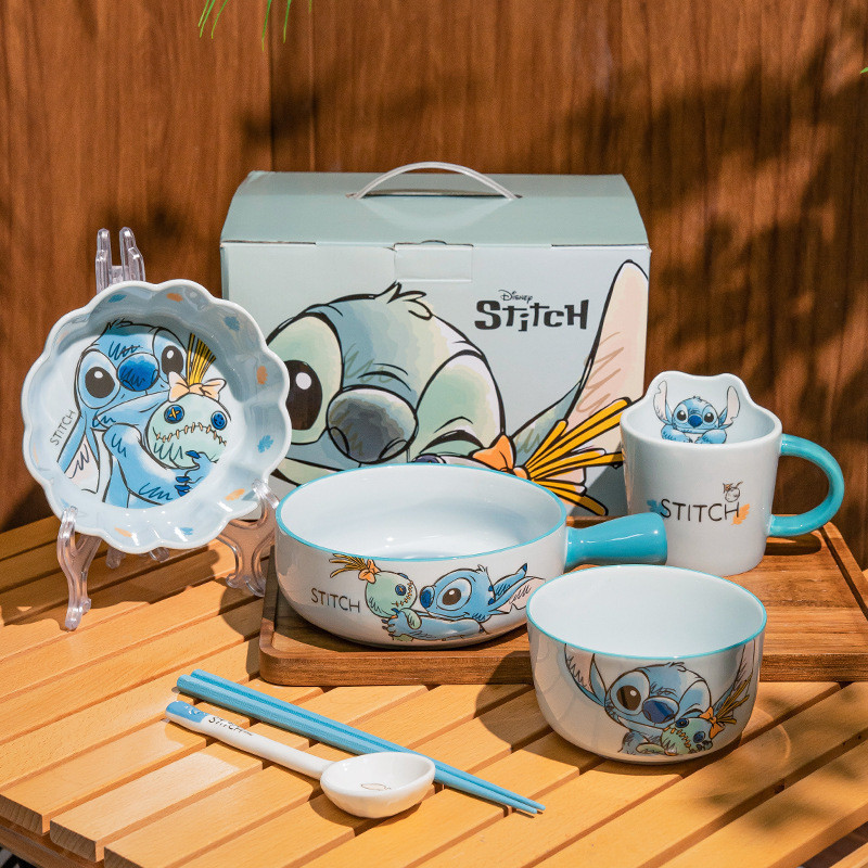 ชุดจานชามเซรามิก ชาม ช้อน ตะเกียบ และแก้ว ลาย Stitch น่ารัก กล่องของขวัญลายหมีสตรอว์เบอร์รี ของขวัญสำหรับเด็กผู้หญิง