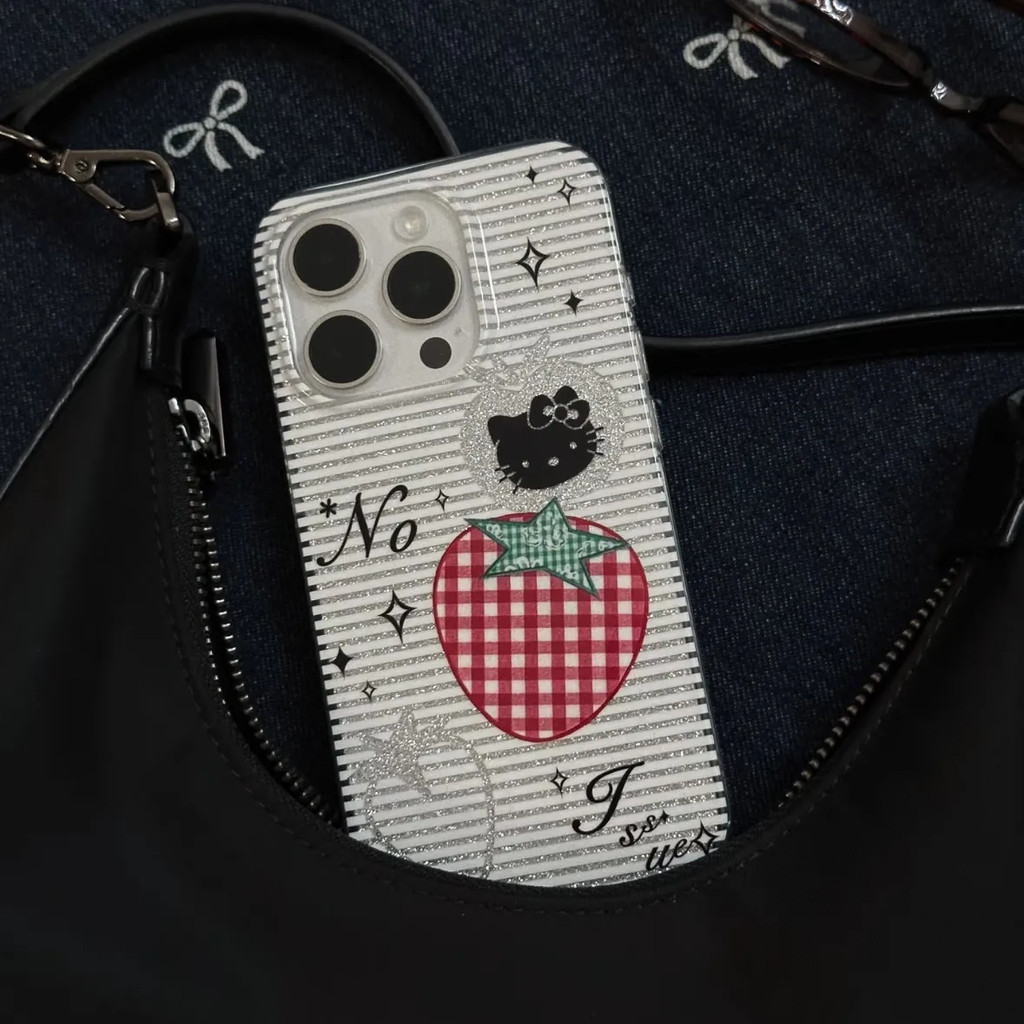Black Strawberry KT Cat เหมาะสําหรับ ihone16promax Apple 15pro เคสโทรศัพท์ 14/พรีเมี่ยม XSMAX