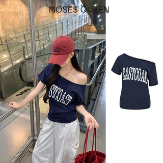 MOSESQUEEN เสื้อยืดแขนสั้นไหล่เดียวพิมพ์ลายตัวอักษรสไตล์สาวย้อนยุคสําหรับผู้หญิงเสื้อเปิดไหล่เซ็กซี่ทรงหลวมและขี้เกียจสไตล์เกาหลี #63660
