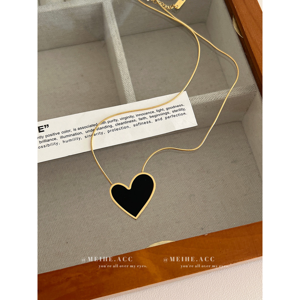 คลาสสิก Black Love สร้อยคอเหล็กไทเทเนียม Niche Design กระจกพื้นผิว Crooked Peach Heart Sweet Cool สไ