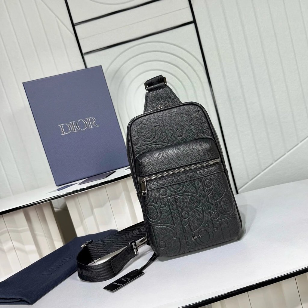 มากที่สุดในตลาด
Dior Rider 2.0 Sling Shoulder Bag Messenger Bag Chest Bag
หนัง Dior Gravity สีดําและ