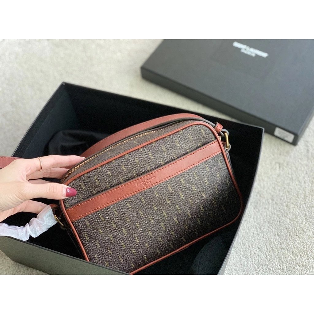 กระเป๋าสะพายข้าง YSL สไตล์ใหม่เคลือบผ้าใบและหนัง สำหรับทั้งผู้ชายและผู้หญิง