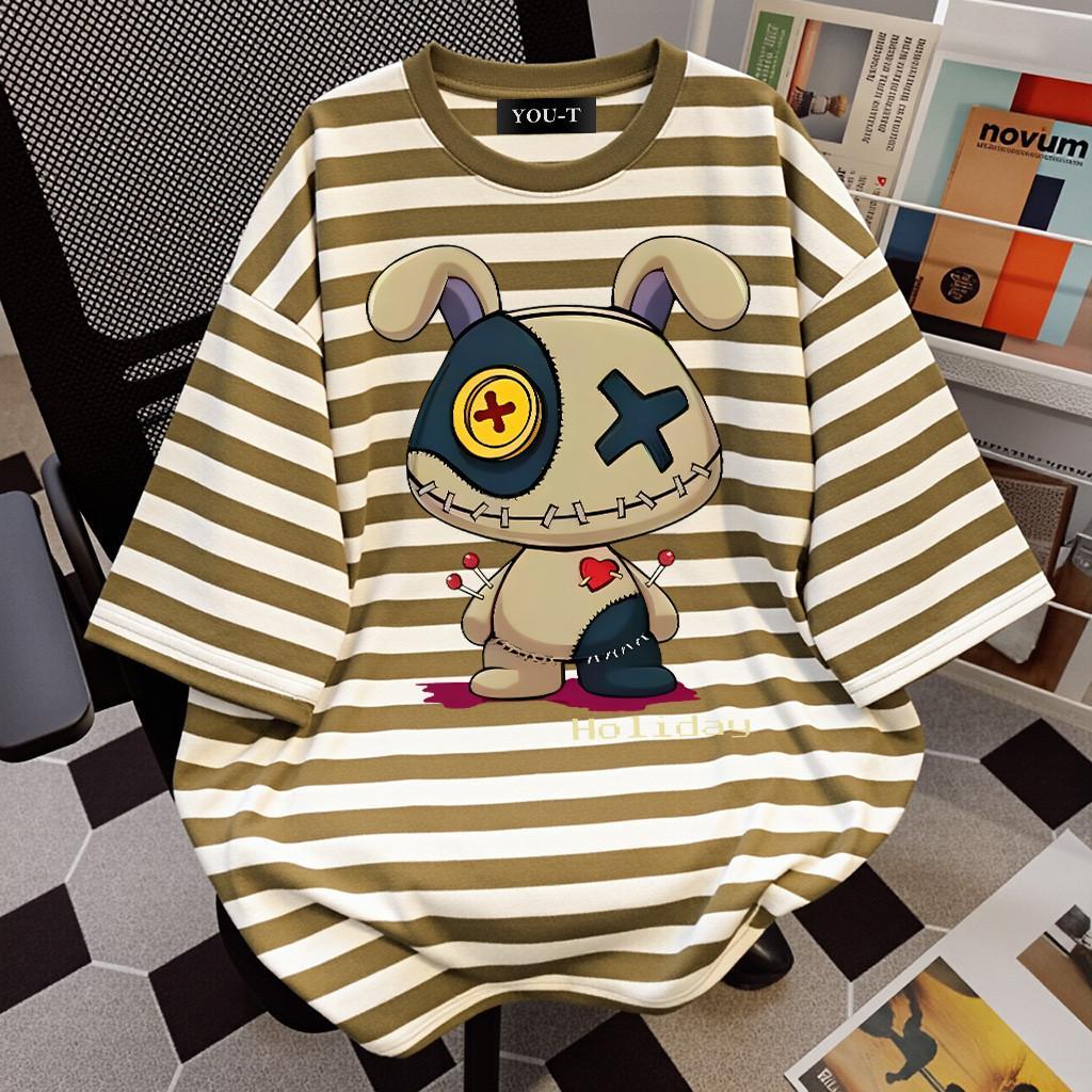 Top.street【ใหม่】🔥 เสื้อยืดลายทาง แบบหลวม ยอดนิยม แมทช์ลุคง่าย สินค้าใหม่! 'HOLIDAY Doll' 2026 COD