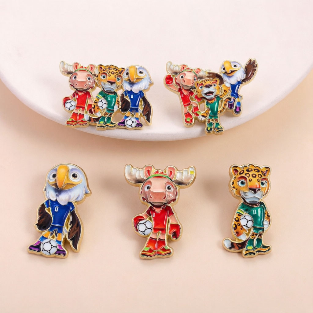 2026 FIFA World Cup Mascot เคลือบ Pin การ์ตูน Moose Jaguar & Eagle เข็มกลัดแฟนฟุตบอลกระเป๋าเป้สะพายหลังอุปกรณ์เสริมของขวัญและของสะสม