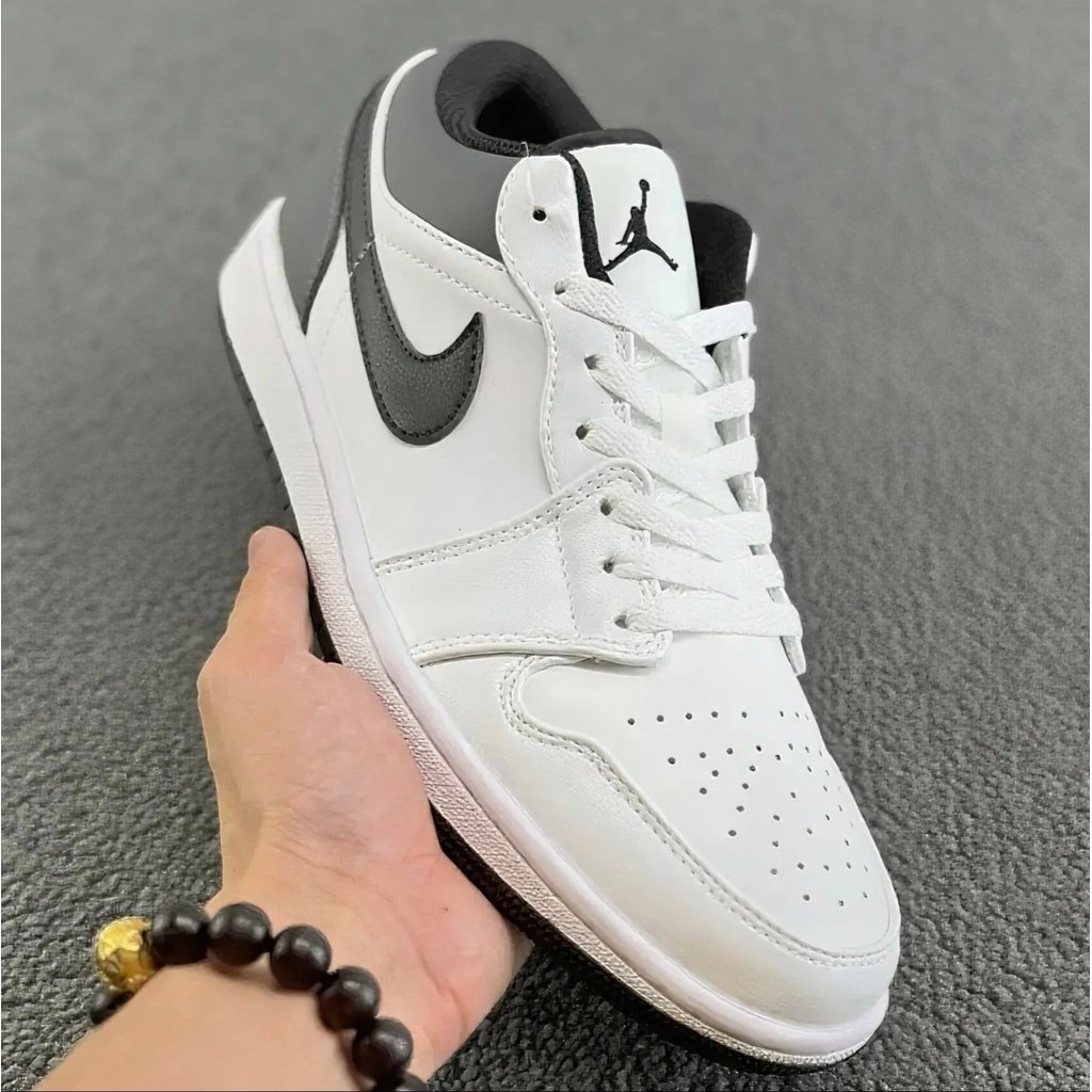 JHNN [เวอร์ชันต้นฉบับบริสุทธิ์ชั้นแรกเต็ม] Jordan Air Jordan 1 Low "White Black" หัวกลมสบาย Shock-Ab