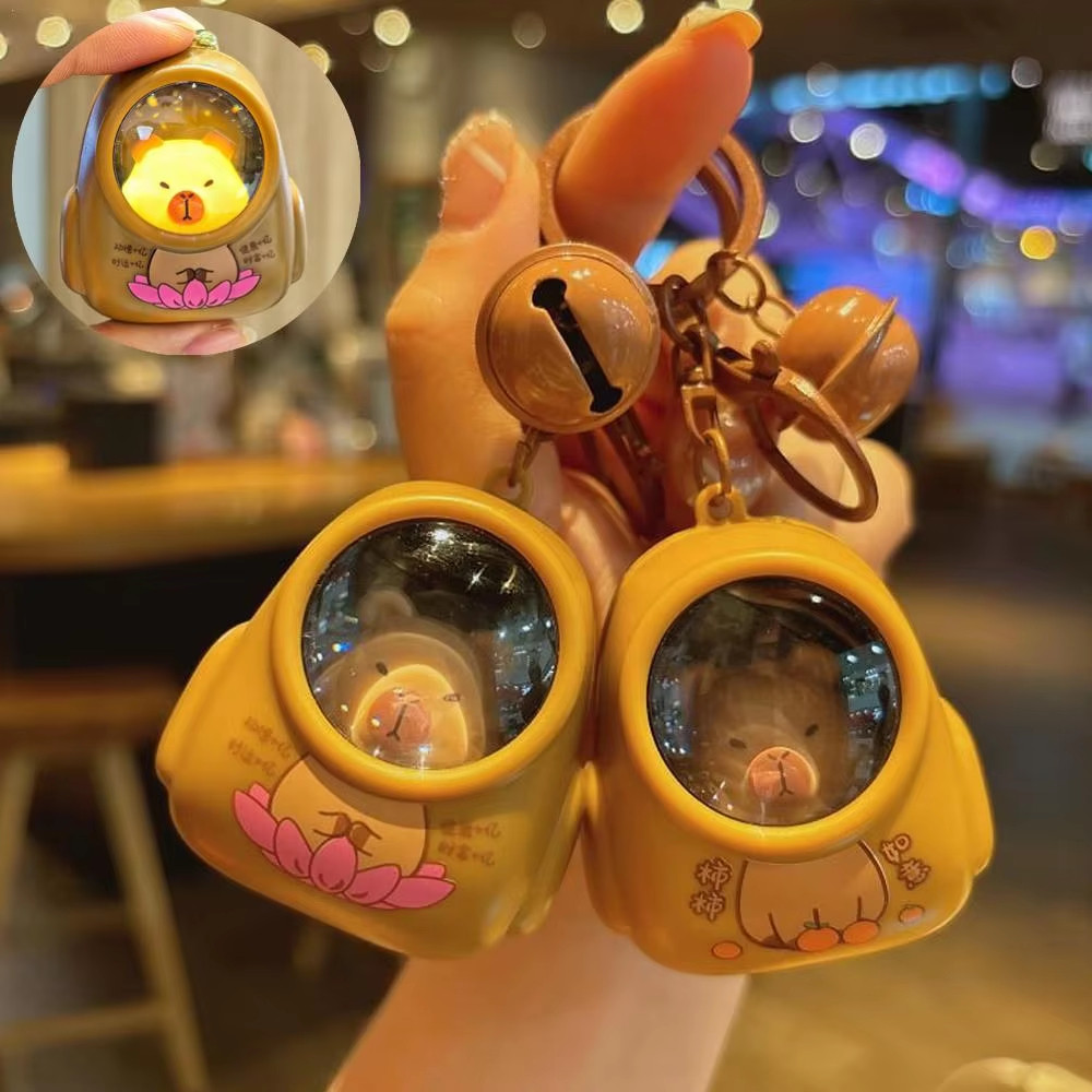 Creative Kapibala Luminous พวงกุญแจน่ารักการ์ตูน Space Capsule Capybara พวงกุญแจกระเป๋านักเรียนจี้ Trinket
