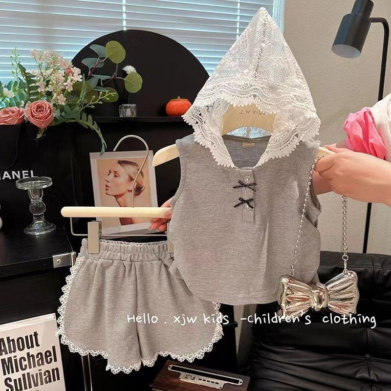 ชุดเสื้อและกระโปรงแขนกุดมีฮู้ดแต่งลูกไม้สำหรับเด็กฤดูร้อน (เสื้อสเวตเตอร์ เสื้อกั๊ก และกางเกงขาสั้น) ชุดลำลองกีฬา