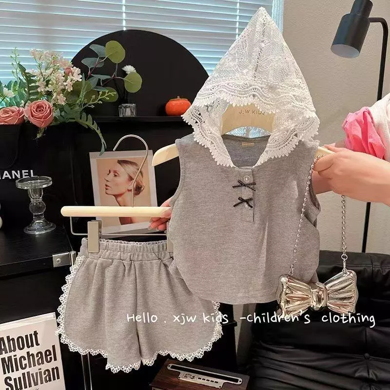 ชุดเสื้อและกระโปรงแขนกุดมีฮู้ดแต่งลูกไม้สำหรับเด็กฤดูร้อน (เสื้อสเวตเตอร์ เสื้อกั๊ก และกางเกงขาสั้น) ชุดลำลองกีฬา