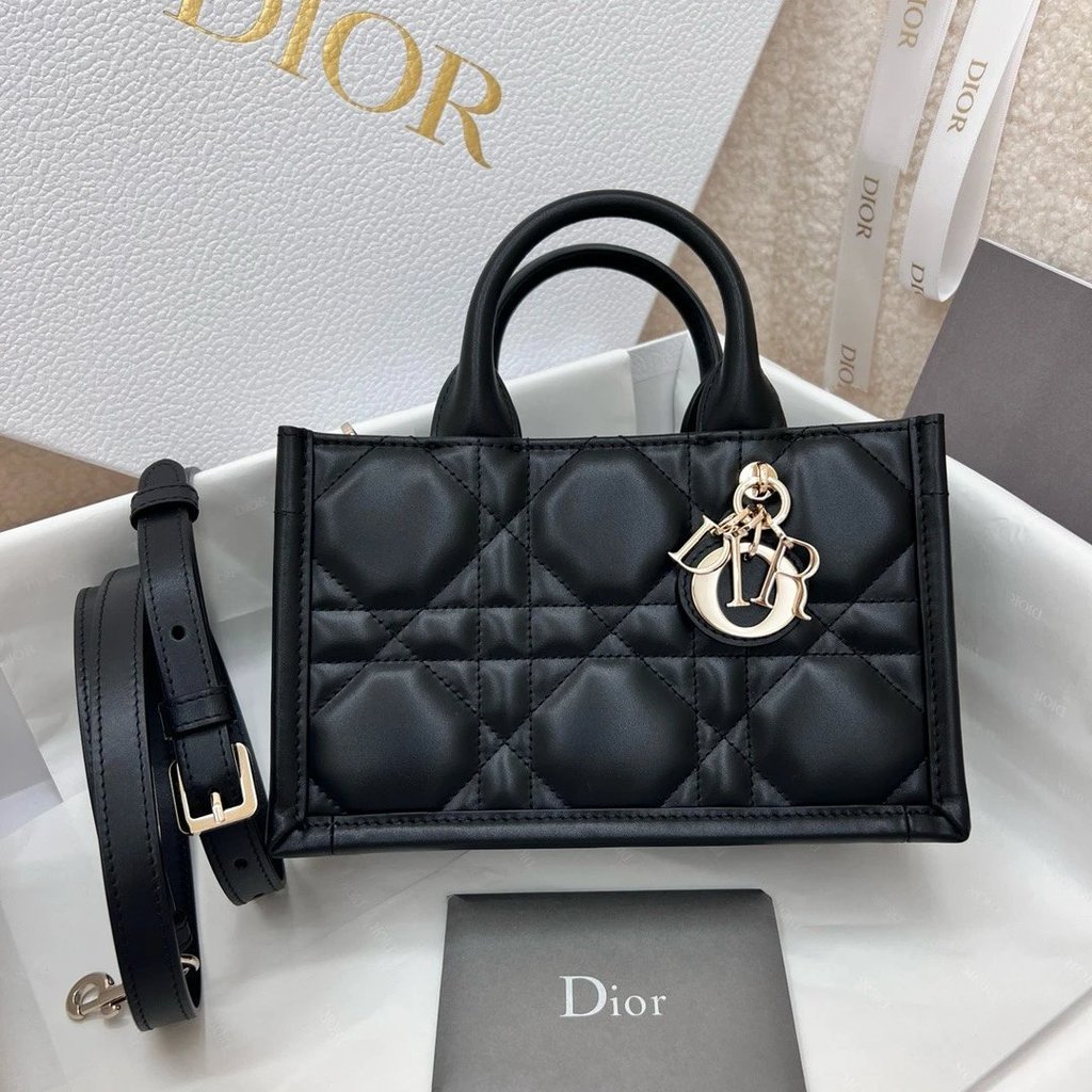 หรูหรา Dior/CD/D Home/Dior Dior D-joy mini book tote bag กระเป๋าถือกระเป๋าสะพายข้างกระเป๋าผู้หญิง 70