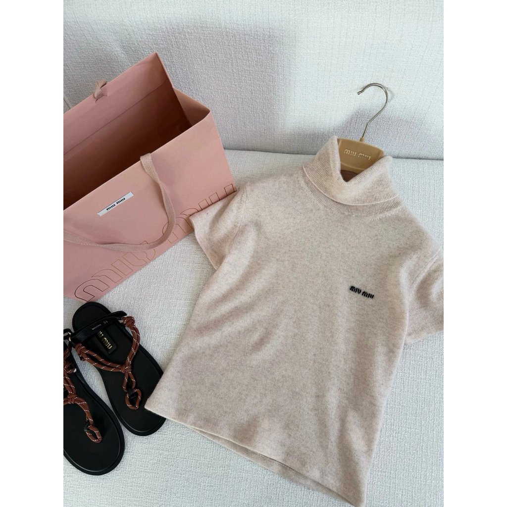 1:1！Original Standard Real Shot 2025 M6 สไตล์ใหม่ High-End Cashmere Letter Gentle Bottoming คอสั้นแข