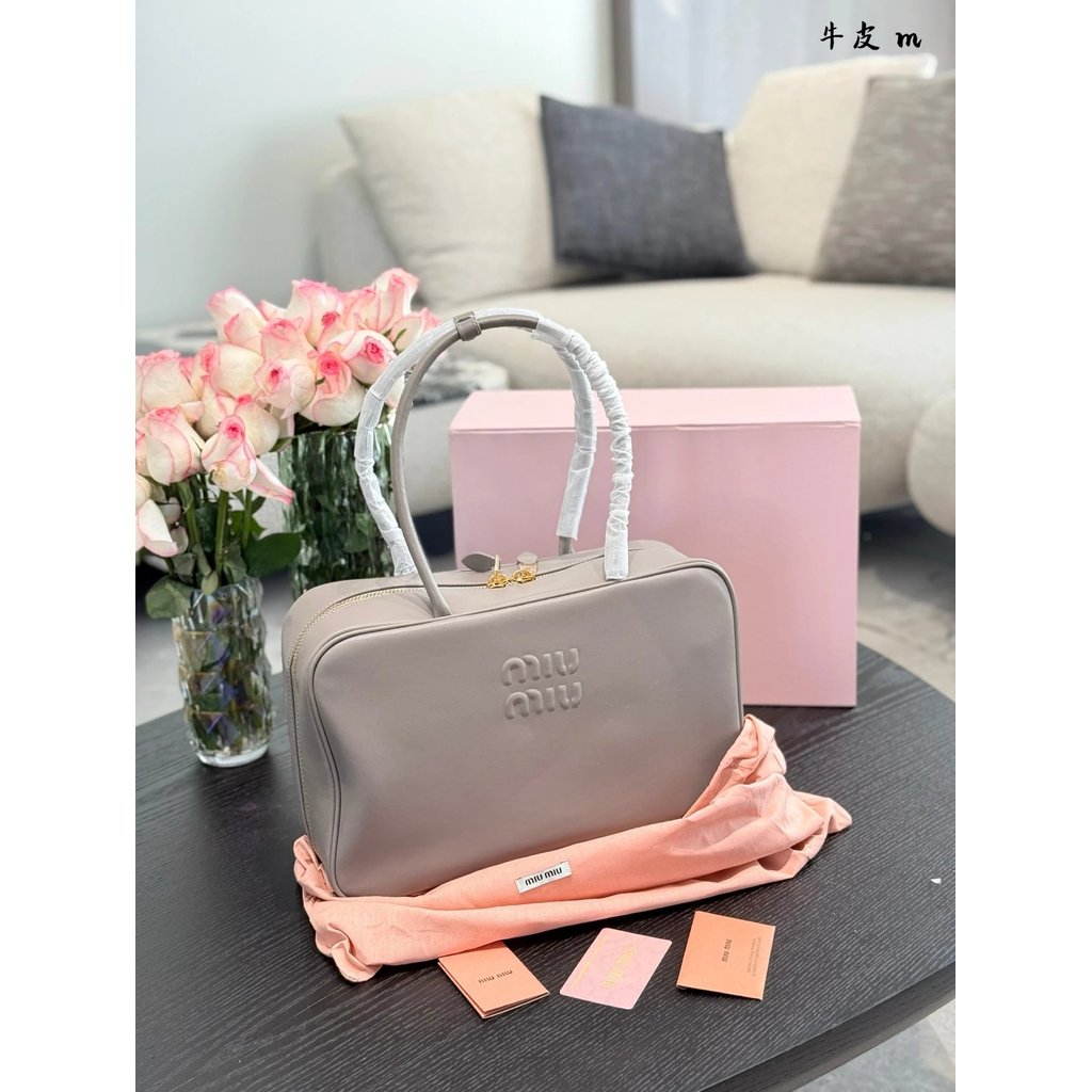 P265 miumiu กระเป๋าเอกสารสีเทานม โบว์ลิ่ง กระเป๋าใต้วงแขน 38 ซม. พร้อมกล่อง