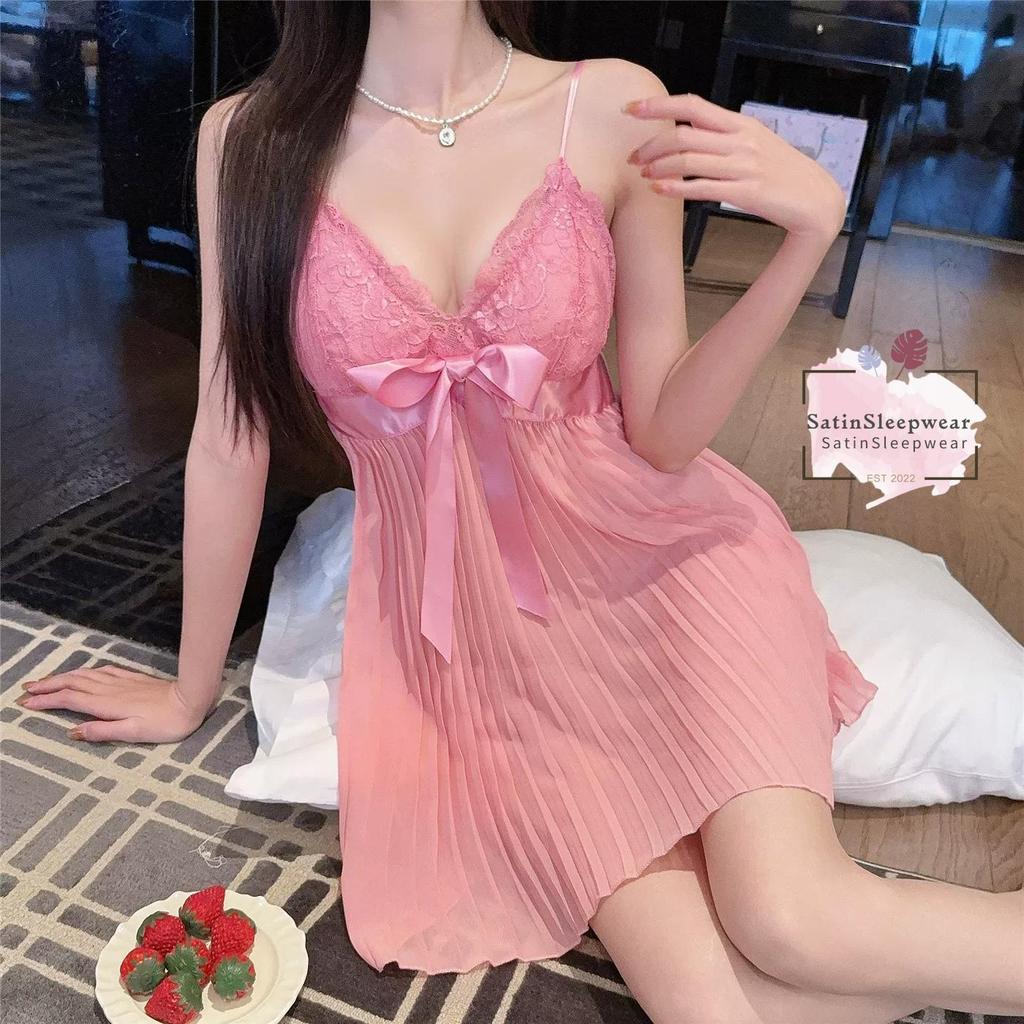 SatinSleepwear เดรสสลิปคอวีสำหรับผู้หญิง กระโปรงพลีททรงกระโปรง ตกแต่งด้วยโบว์ มีหลายสีให้เลือก เนื้อผ้านุ่ม .