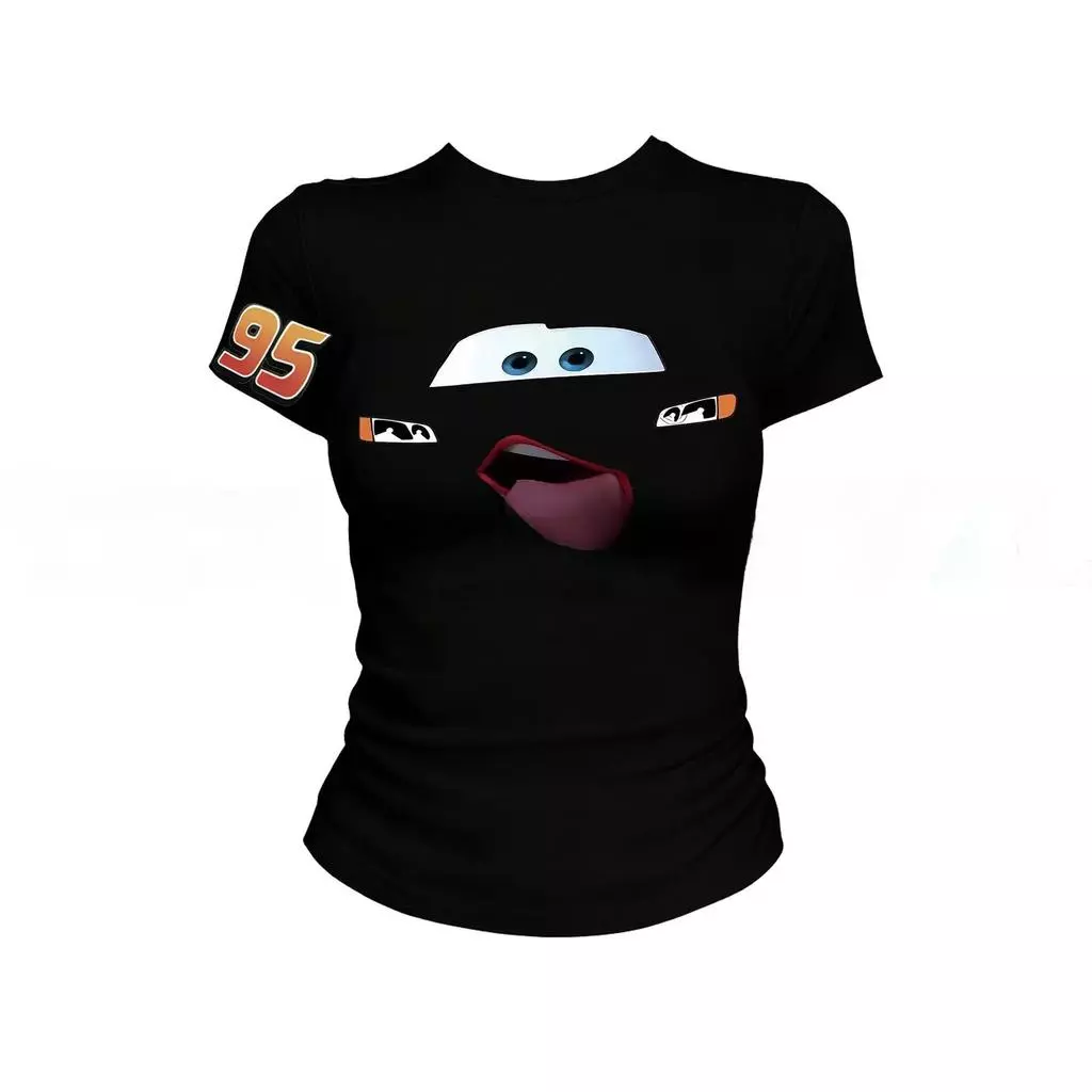 เสื้อแขนสั้นคอกลมเข้ารูปตัวนี้ โดดเด่นด้วยลายหน้ายิ้มแบบอเมริกันสุดน่ารัก ผลิตจากผ้าฝ้าย 100% ดีไซน์ทันสมัย เหมาะสำหร