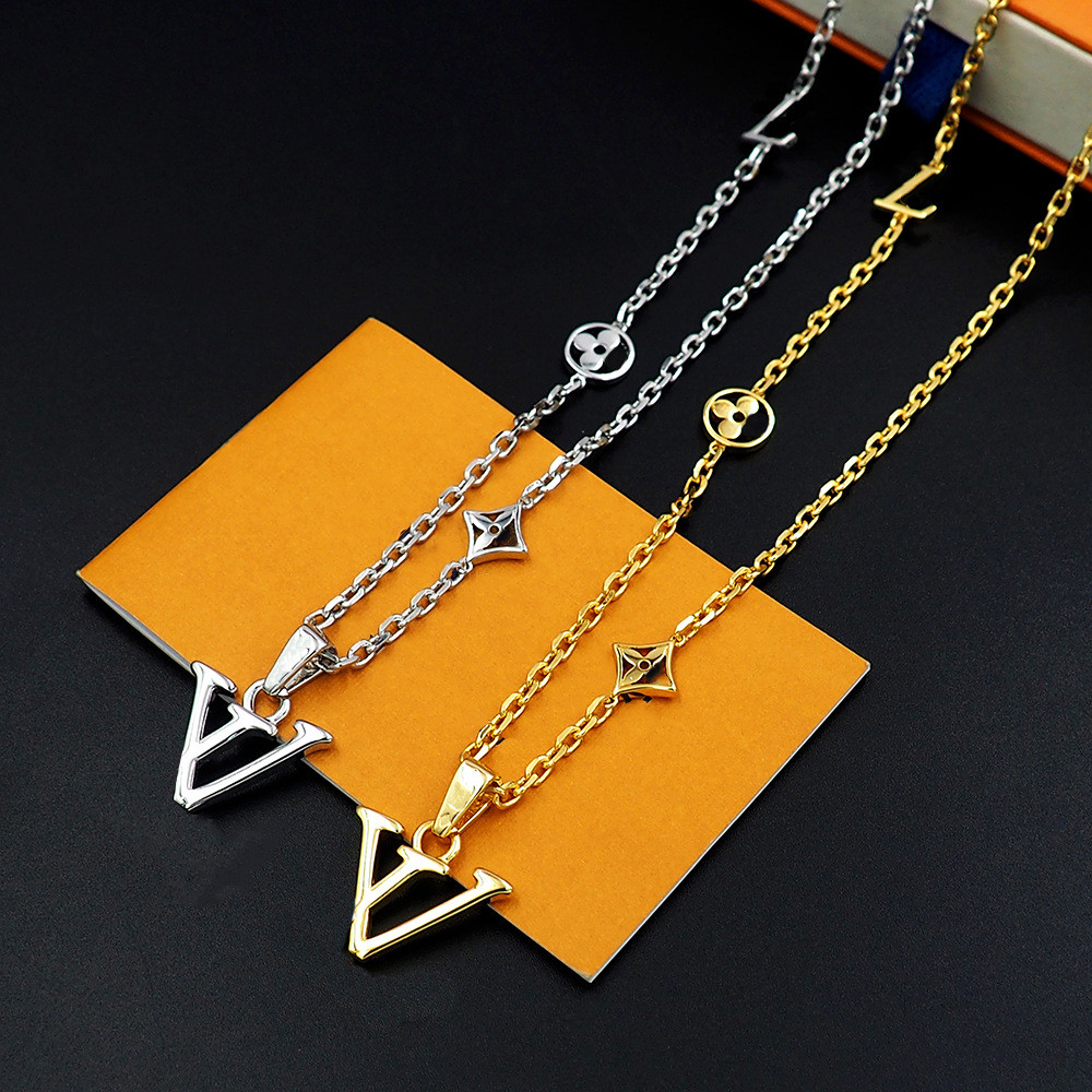 Glossy V Letter Round Square Four-leaf Flower Necklace สุภาพสตรี All-match V-shaped Flower Necklace