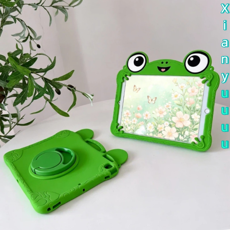 เคสซิลิโคน 3D Frog Kids IPad สุดน่ารักพร้อมที่จับและ 360° หมุนสําหรับ IPad9.7 Gen7 10.2 Air3 Air4/5 10.9 นิ้วAir6/7 11 "Gen12 A16 Air8 M4 Pro11 M2 Mini4/5 สีเขียวการ์ตูนออกแบบ