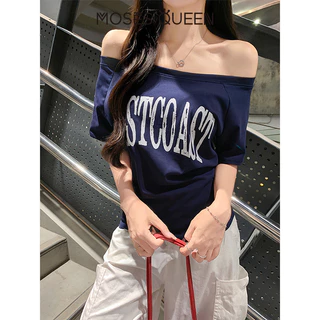 MOSESQUEEN เสื้อยืดแขนสั้นไหล่เดียวพิมพ์ลายตัวอักษรสไตล์สาวย้อนยุคสําหรับผู้หญิงเสื้อเปิดไหล่เซ็กซี่ทรงหลวมและขี้เกียจสไตล์เกาหลี #63660