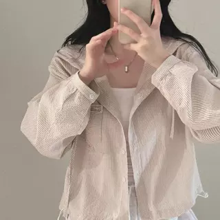 [สินค้าพร้อมส่ง]เสื้อแจ็คเก็ตมีฮู้ดแขนยาวลายทางสำหรับผู้หญิง มีกระเป๋าปะปักตัวอักษร สวมใส่สบายและทันสมัย#99409