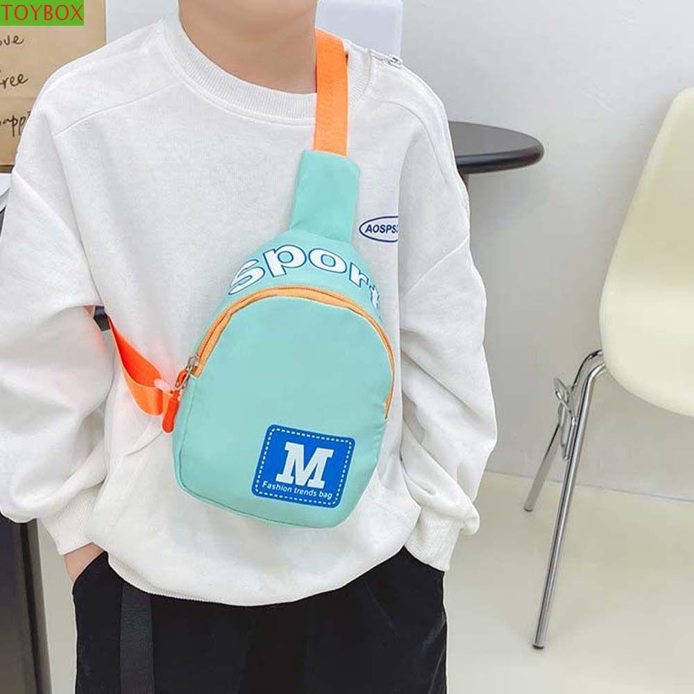 TOYBOX กระเป๋าหน้าอกสำหรับเด็ก แบบปรับขนาดได้ พิมพ์ตัวอักษร M ทำจากไนลอน สไตล์เกาหลี ใช้งานทั้งวันและตอนออกทริป