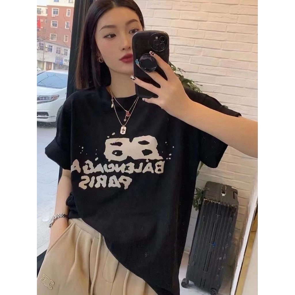 2026ต้นฤดูใบไม้ผลิสไตล์ใหม่แขนสั้นเสื้อยืดผู้ชายผู้หญิงคู่ซอกอินเทรนด์แสงหรูหรารอบคอพร็อพเคาน์เตอร์ซ