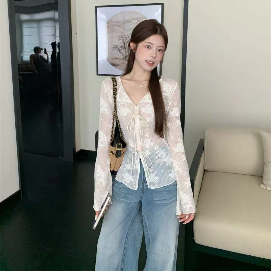 เสื้อเชิ๊ตพื้นผิวฝรั่งเศสสำหรับผู้หญิงฤดูใบไม้ผลิและฤดูร้อนเสื้อลูกไม้บาง jacquard เสื้อป้องกันแสงแดดเสื้อแขนระฆังบาง