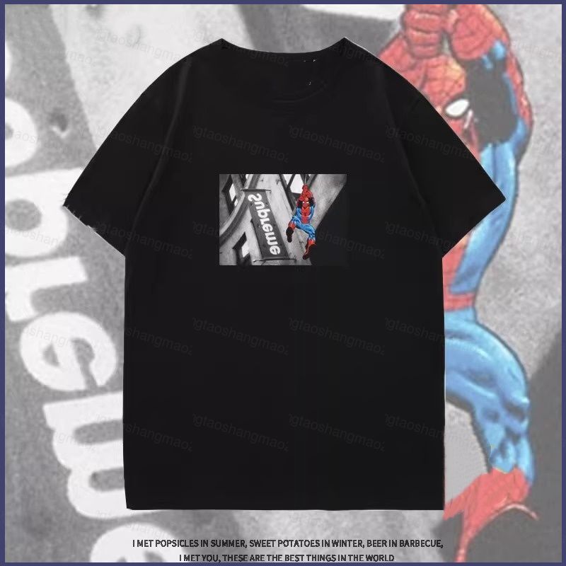 YT2 Spider-Man SS26 WEEK1 เสื้อยืดน่ารักแบบอะนิเมะ แขนสั้น unisex เหมาะสำหรับแฟชั่นฤดูร้อน
