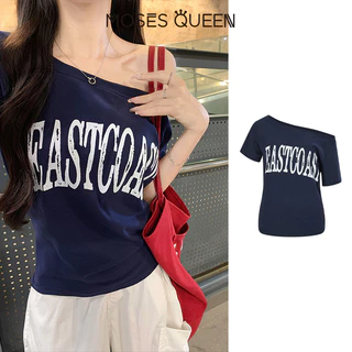 MOSESQUEEN เสื้อยืดแขนสั้นไหล่เดียวพิมพ์ลายตัวอักษรสไตล์สาวย้อนยุคสําหรับผู้หญิงเสื้อเปิดไหล่เซ็กซี่ทรงหลวมและขี้เกียจสไตล์เกาหลี #63660