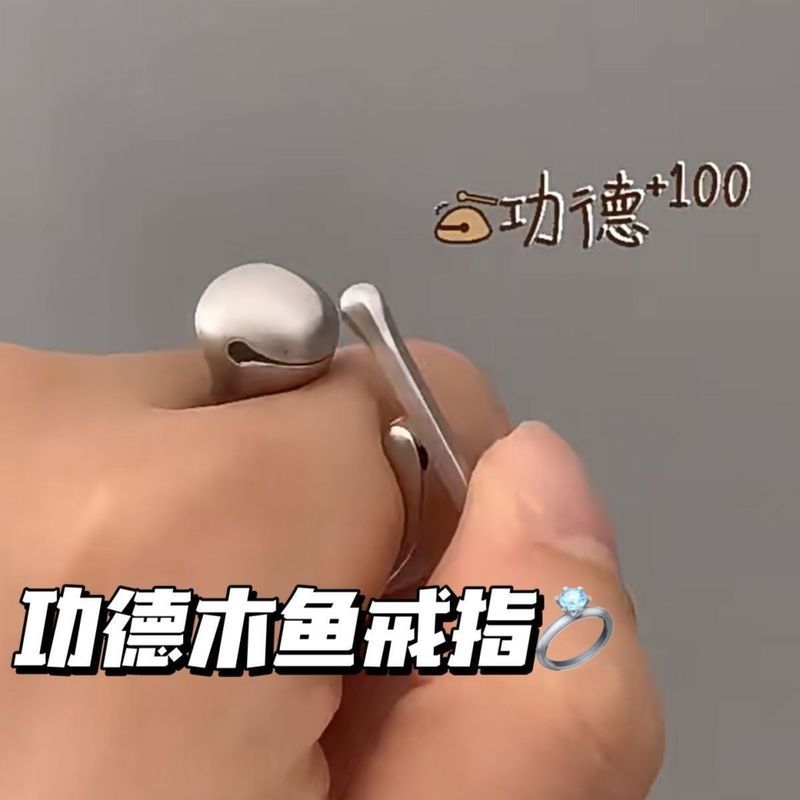 同款功德木鱼戒指打工人创意解压攒功德趣味开口木鱼戒指4.27The Same Style of Merit Wooden Fish R Is a Creative Stress-relief and 