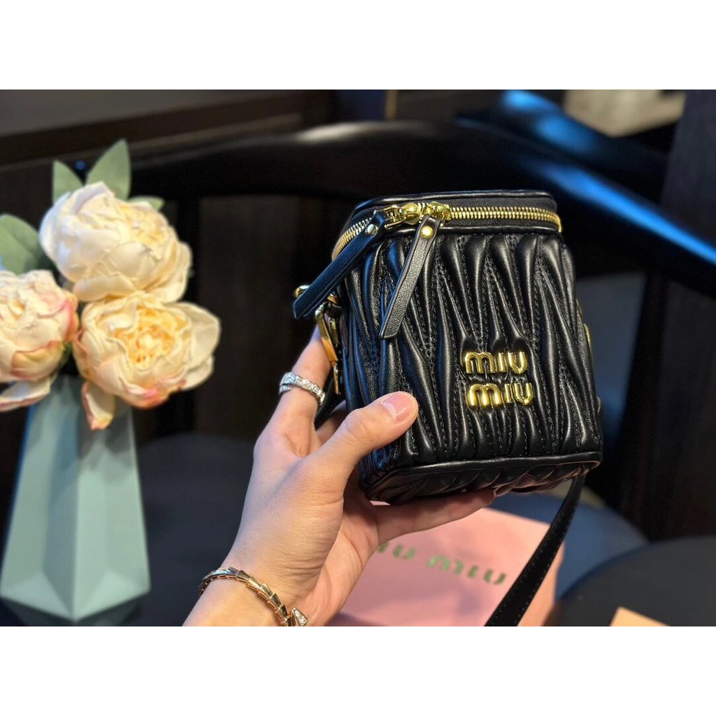 จัดส่งบรรจุภัณฑ์ของขวัญ กระจกขนาดเล็ก Miumiu Miumiu สไตล์ใหม่ Lambskin Miumiu จีบกระเป๋าเครื่องสําอา