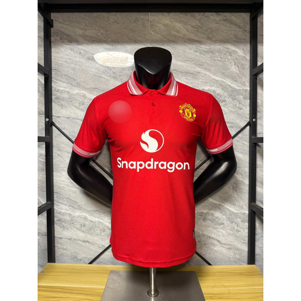 เสื้อโปโลแมนยู สีแดง ฤดูกาล 2026-2027 สำหรับการแข่งขันและสวมใส่ทั่วไป รองรับการปรับแต่งเจอร์ซีย์ UCL