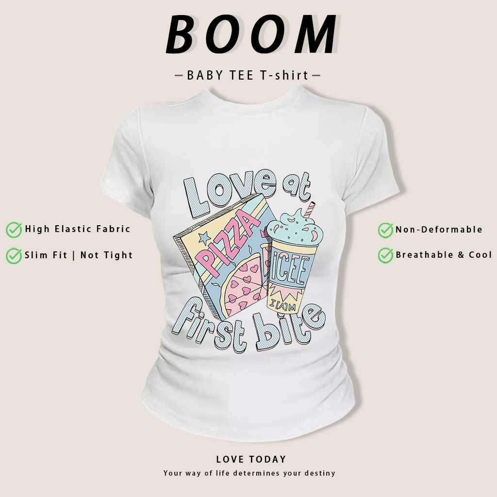 COD(จัดส่งภายใน 24 ชั่วโมง) เสื้อยืด  เกาหลี เสื้อครอปเข้ารูปbaby tee สาวอวบ y2k เสื้อคอกลม รักที่คำแรกของพิซซ่า