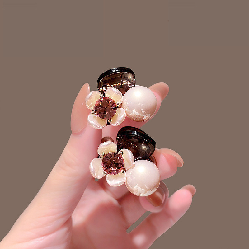 มาโรโopolie สไตล์เพชร-เรียงราย เพิ่มความสวยงามให้ทรงผมด้วยคลิปหน้าผากขนาดเล็ก