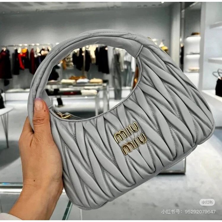 MiuMiu สินค้าใหม่ MiuWander กระเป๋าถือ miumiu Crescent Bag MiuWander กระเป๋าหนังแกะจีบ