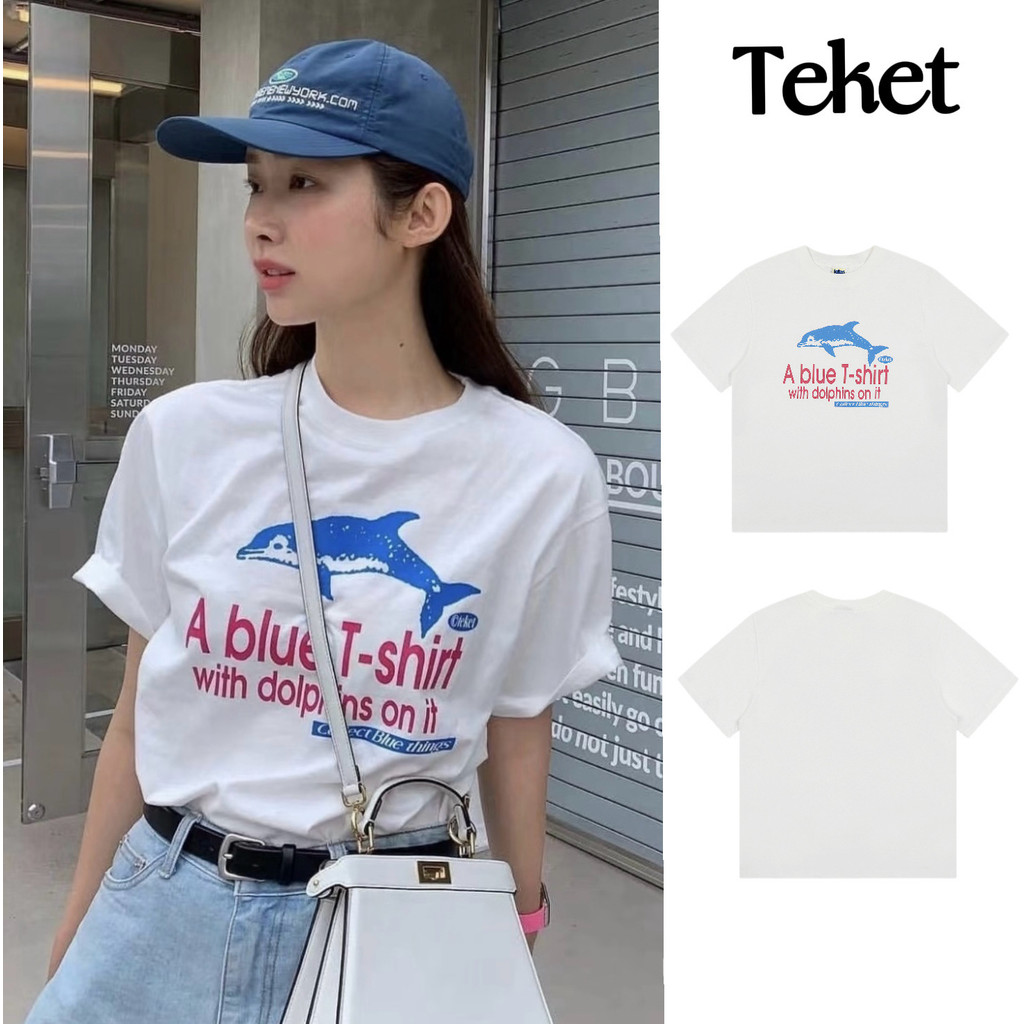 🚗Monday Muse👚เสื้อยืดแบรนด์เกาหลี Teket คอกลางแขนสั้น ลายโลมาผสานตัวอักษร ทรงลำลอง จับคู่ชุดได้หลากห