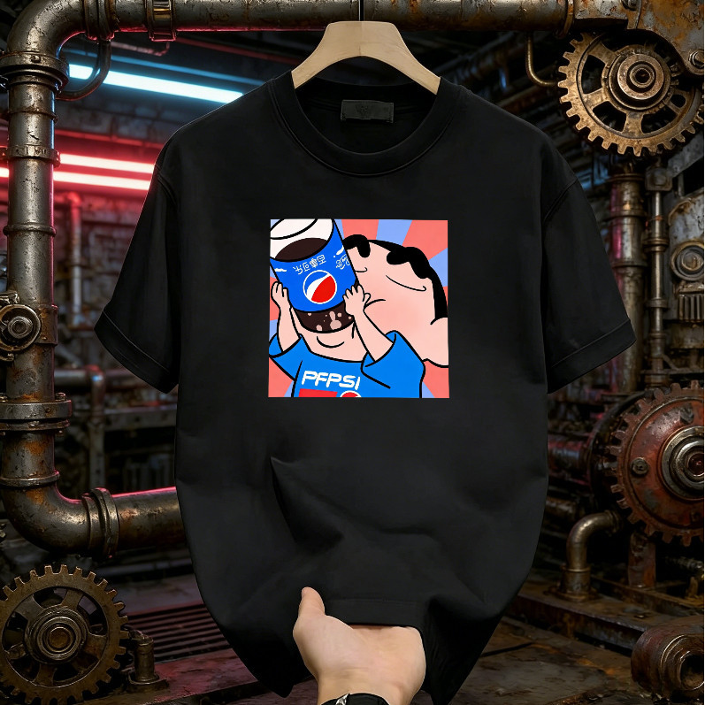 จัดส่งภายใน 24 ชั่วโมงCrayon Shin-Chan Drinking Pepsi Fun Fun เสื้อยืดแขนสั้นพิมพ์ลายคอกลมแขนสั้น