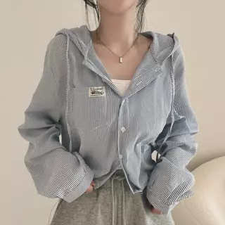 [สินค้าพร้อมส่ง]เสื้อแจ็คเก็ตมีฮู้ดแขนยาวลายทางสำหรับผู้หญิง มีกระเป๋าปะปักตัวอักษร สวมใส่สบายและทันสมัย#99409
