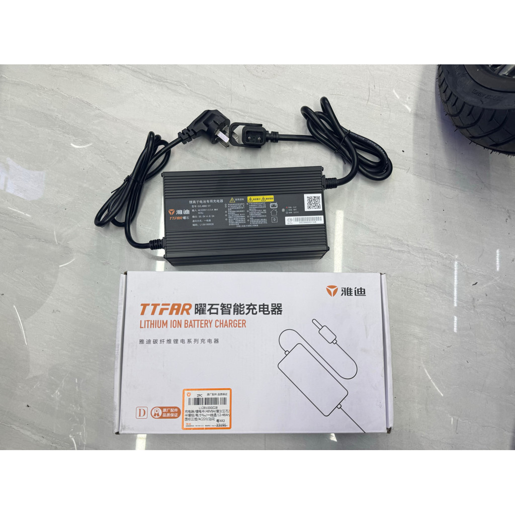 Yadi VFLY รถยนต์ไฟฟ้า 48V8A Obsidian เครื่องชาร์จอัจฉริยะแบตเตอรี่ลิเธียมคาร์บอนไฟเบอร์ Series Unive
