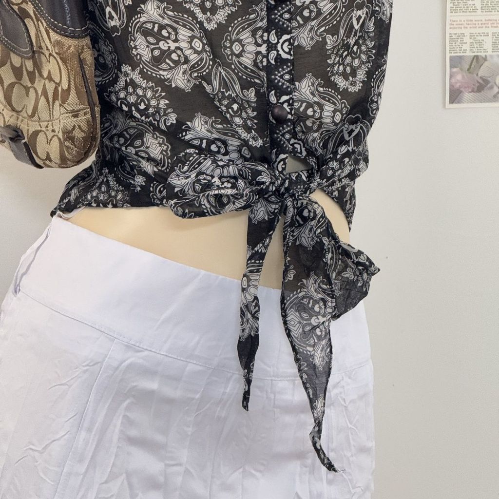 พื้นหลังสีดํา American Style y2k Street Flower Dew 1720#尾穿腰果外贸千禧花印单辣妹衬衫腰叠 5TYK