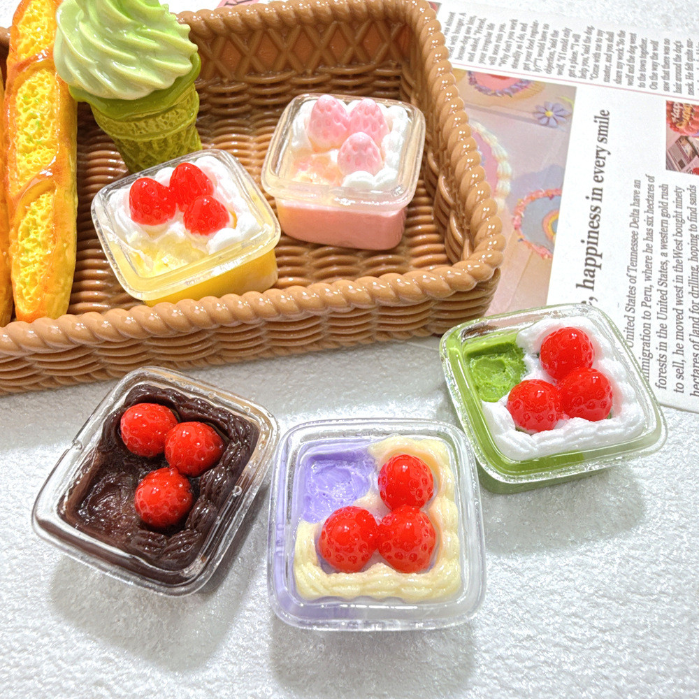 10 ชิ้นกล่องสตรอเบอร์รี่ไอศกรีมอาหารเรซิ่น Charms สําหรับ DIY (6-233)888