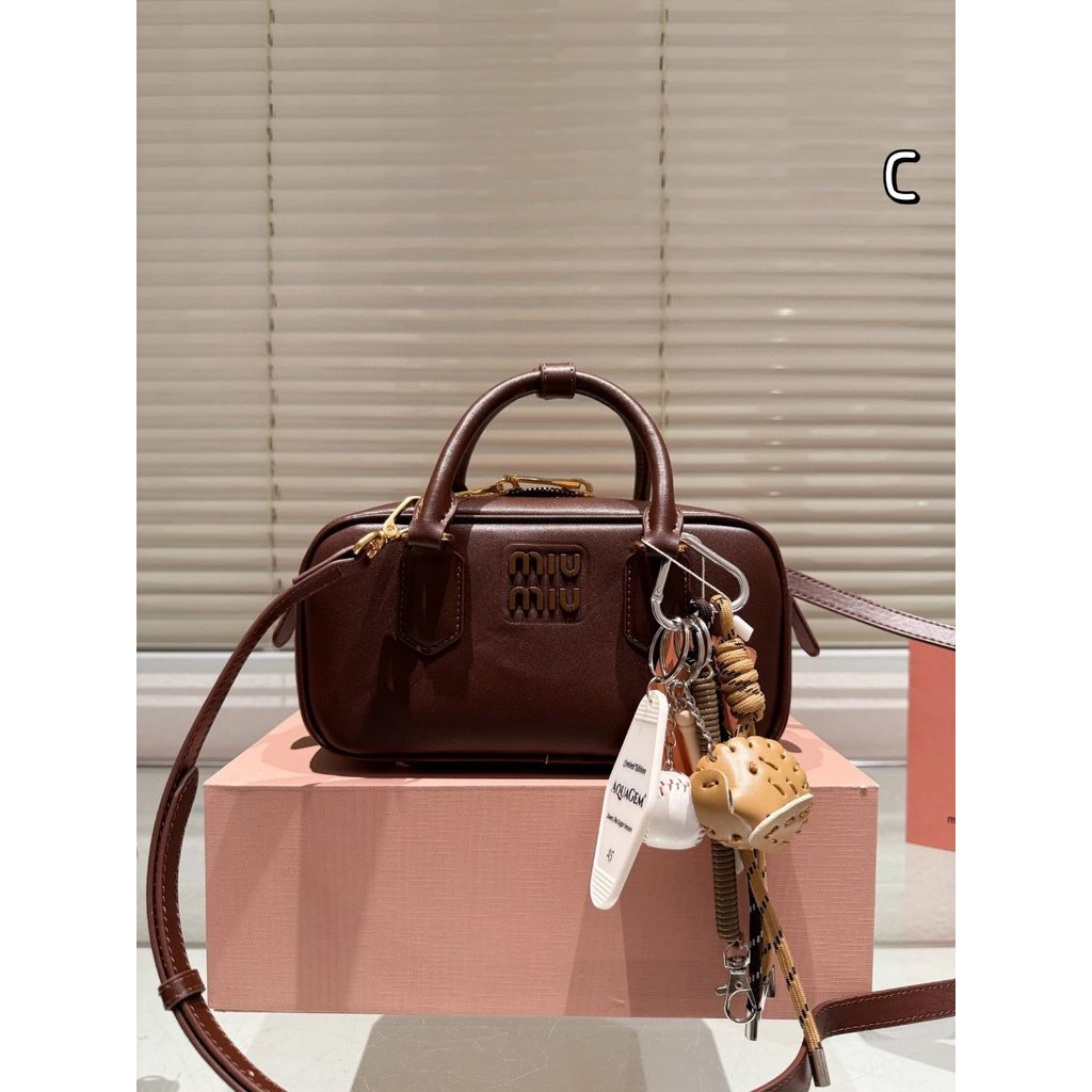 พร้อมกล่องของขวัญ miumiu Limited Edition Mumu กระเป๋ากล้องเรียบง่ายและสวย miumiu และ Super Practical