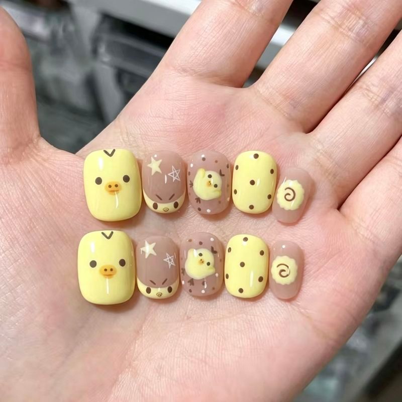 กาแฟนมเป็ดน่ารักเล็บสั้นรูปกลมทําให้มือดูละเอียดอ่อนด้วยสีสดและผ่อนคลายที่จะนําขี้เล่นเสน่ห์เด็กเหมาะกับสาวหวานทุกวัน