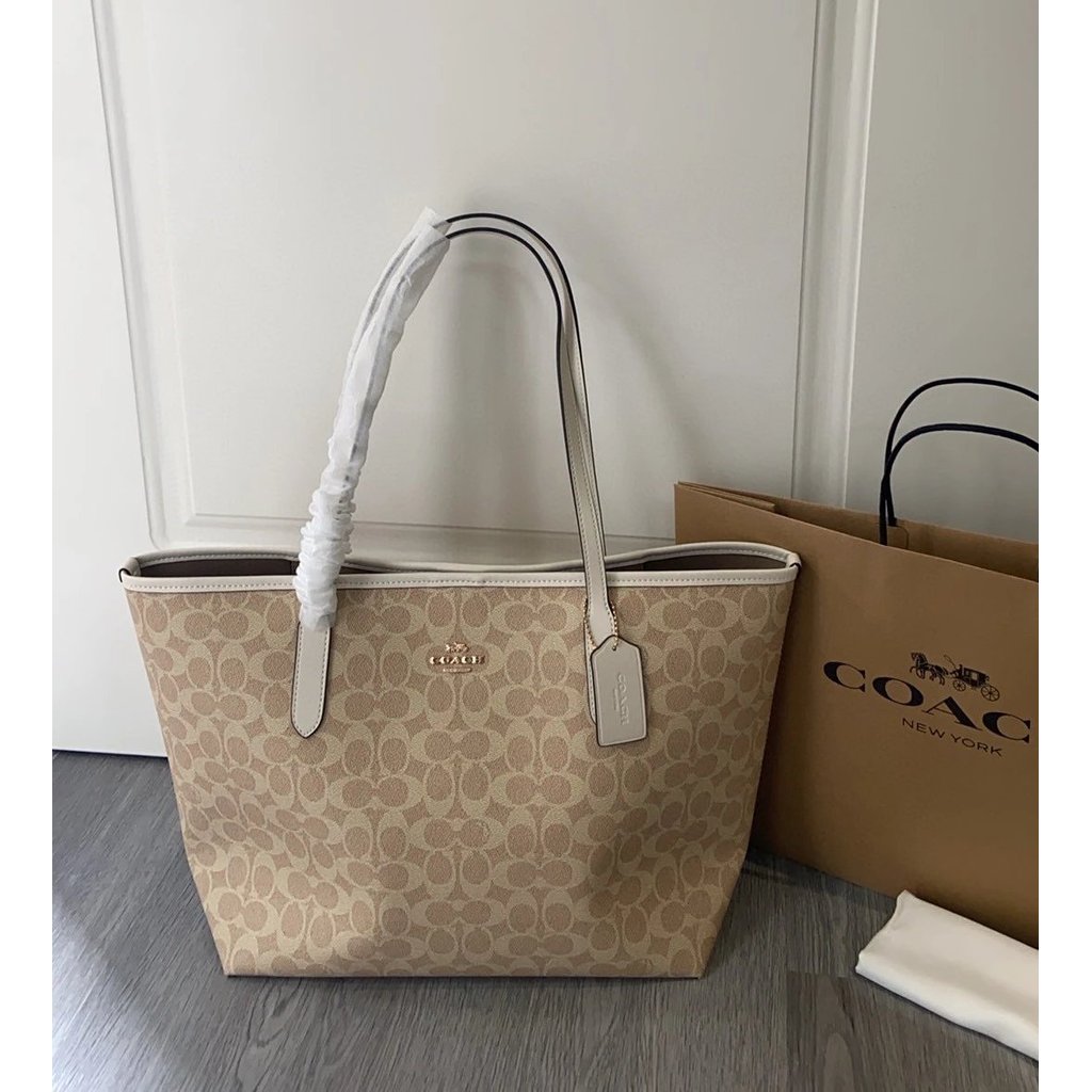 ถุงเป้ Coach CV976 สีใหม่ ขนาด 33 ซม. (กว้าง) x 29 ซม. (สูง), พื้นผิวหนังกลัดแกะและไวนิล พร้อมซิปภาย