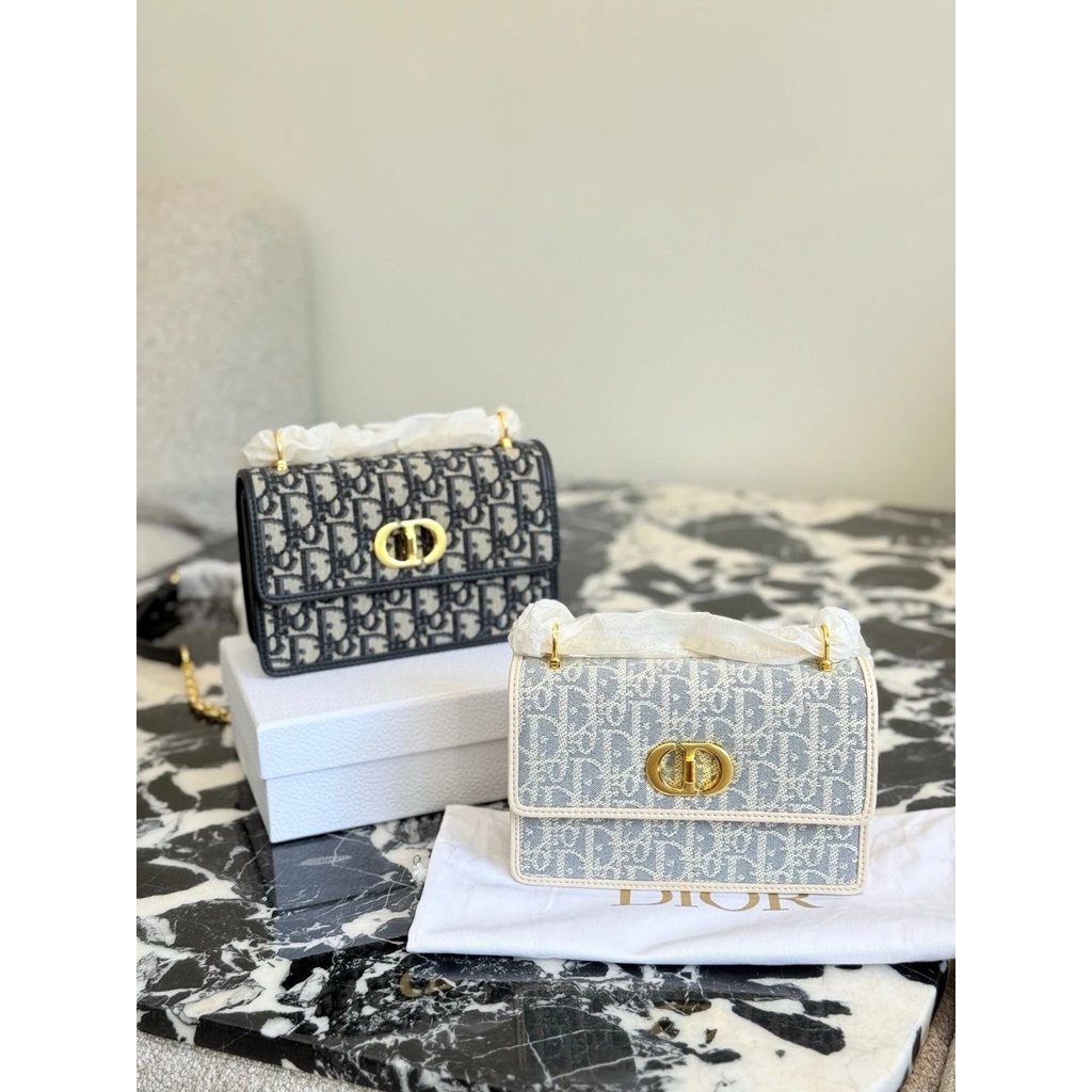 DIOR caro Classic Oblique Old Flower+CD โซ่หัวเข็มขัดเคลือบ
Pack caro Can Say It Is All Classic Elem