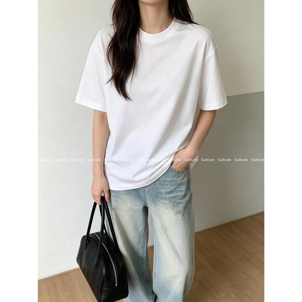 Suitcute K001 เสื้อแขนสั้นสีขาว แบบผ่อนคลายสบายตัว เหมาะสำหรับใส่ไปทำงานหรือเดินทางในชีวิตประจำวัน ดีไซน์คลาสสิกและพื้นฐาน